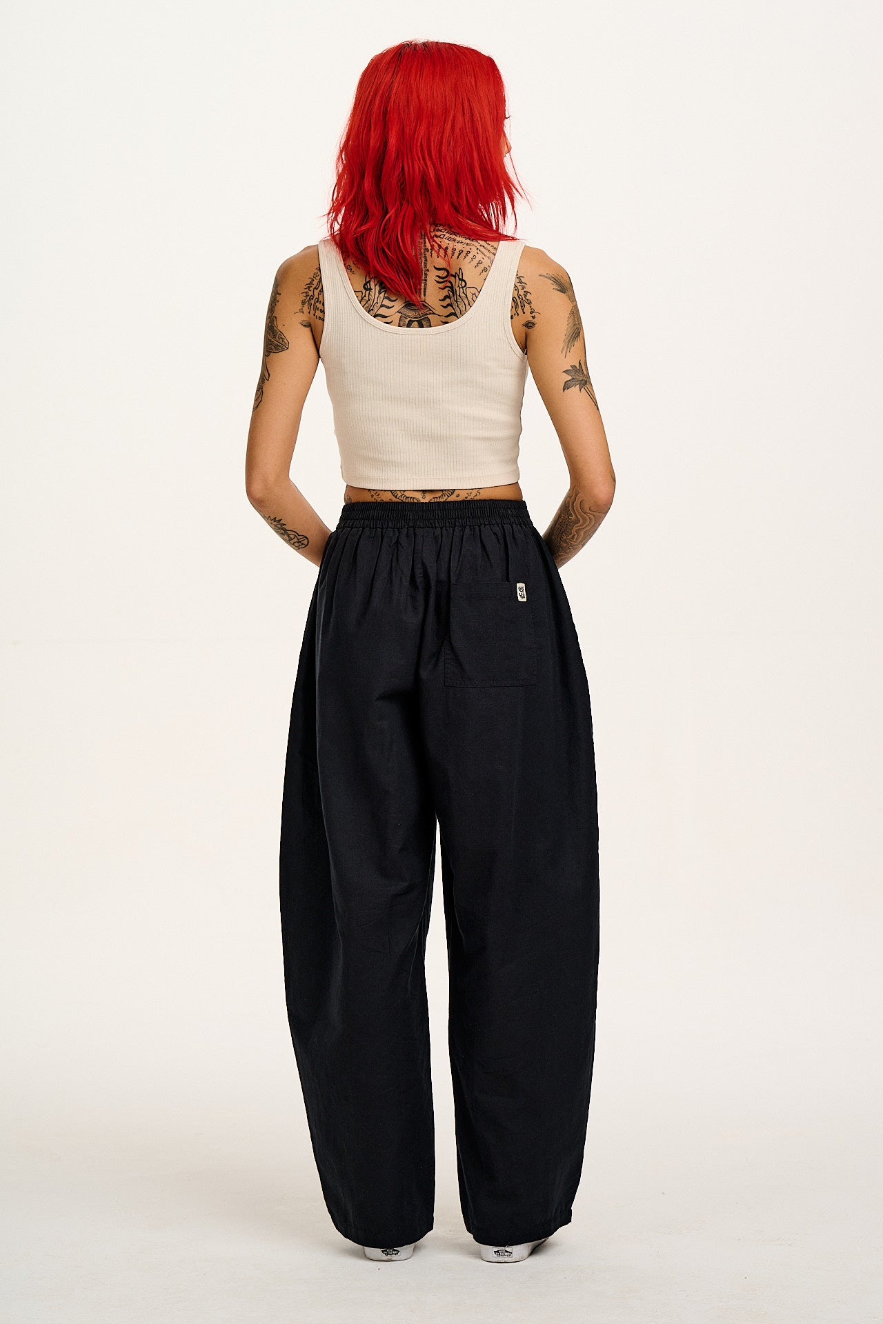 Freddie - Barrel Leg Cotton & Linen Trousers in Black