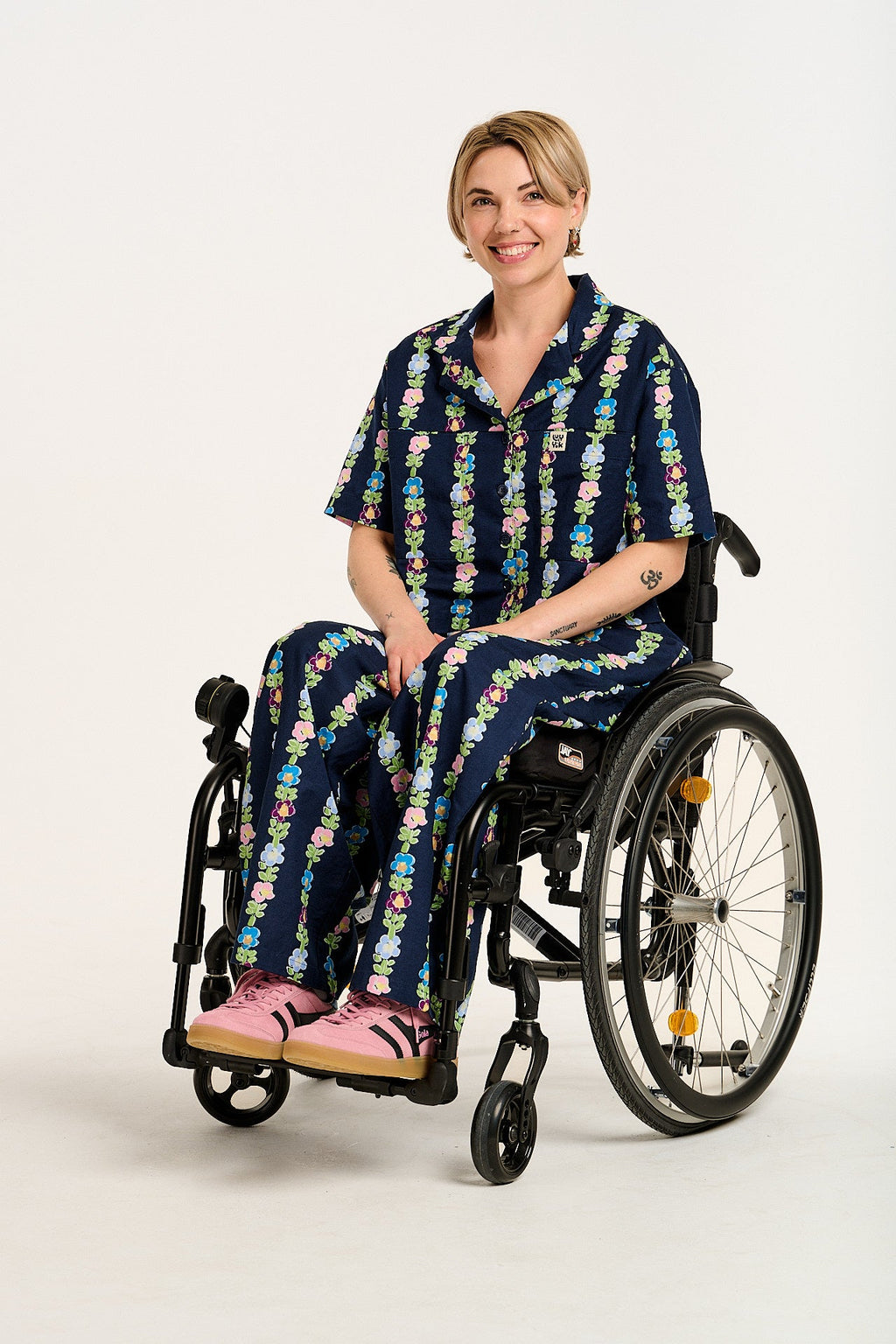 Alfie - Cotton & Linen Shirt in Navy Island Bloom Print