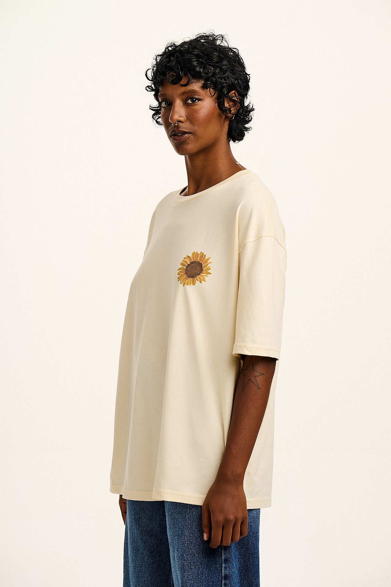 Benny - Organic Cotton Tee in Ecru with Logo Sunflower Print