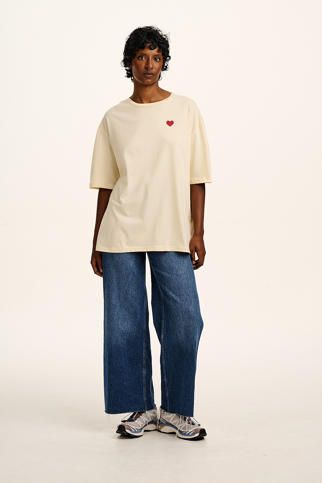 Benny - Organic Cotton Tee in Ecru with Logo Rainbow Stripe Print