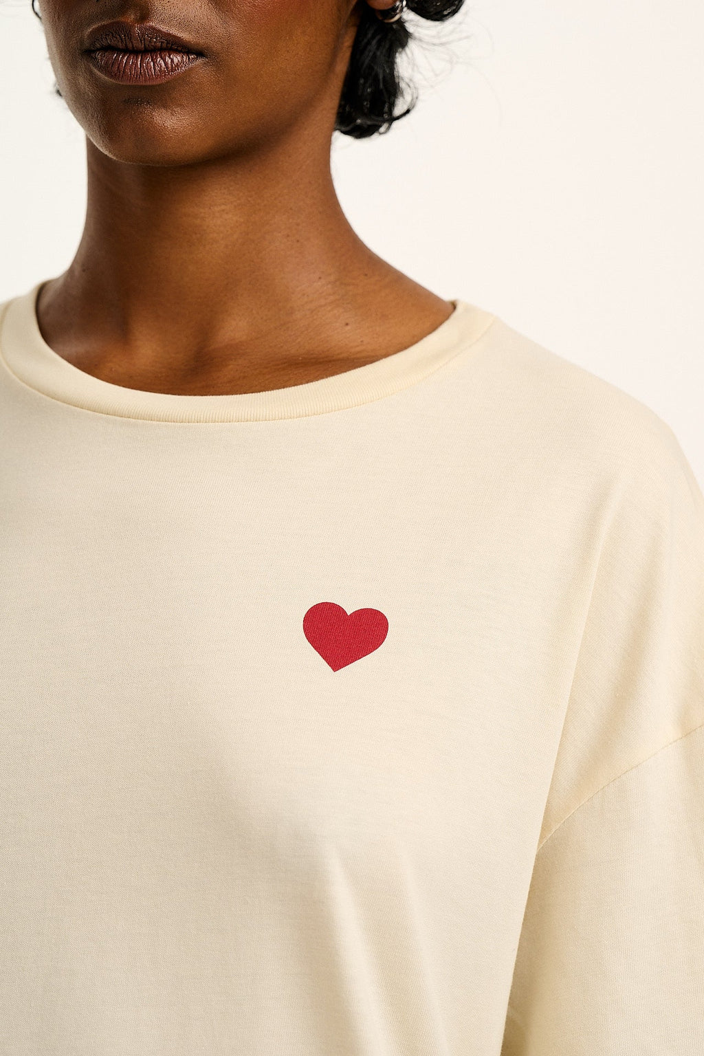 Benny - Organic Cotton Tee in Ecru with Logo Rainbow Stripe Print